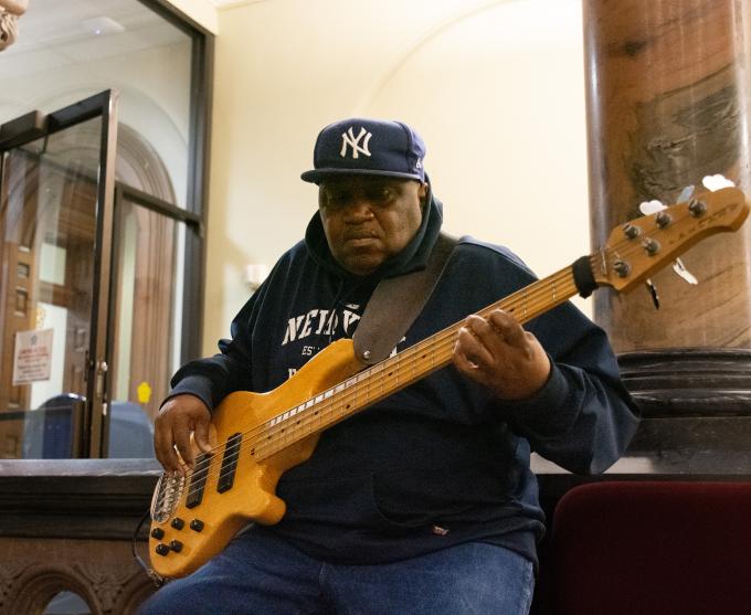 Photo of a man playing bass guitar at the Art and Jazz event of 2023.